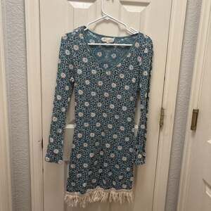 A ‘Reve Teal Floral Crochet Long Sleeve Mini Dress with Fringe Hem -‎ Size L